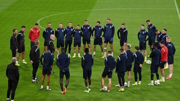 Viktoria Plzen's Czech coach Michal Bilek speaks to his team during a training session in Munich, southern Germany, on October 3, 2022, on the eve of the UEFA Champions League Group C football match FC Bayern Munich vs FC Viktoria Plzen. (Photo by Christof STACHE / AFP)