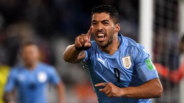 Luis Suárez en el partido de Uruguay ante Colombia en el que se retiró con problemas en la rodilla.