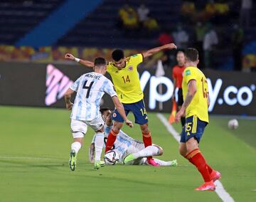 Con un gol en el último minuto, la Selección Colombia salvó un punto en el encuentro ante los dirigidos por Scaloni.  Luis Fernando Muriel y Miguel Borja anotaron. 