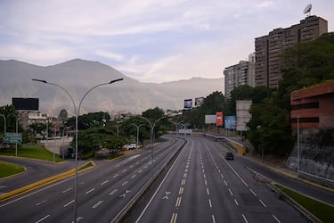 Un vehículo circula por una carretera vacía, después de que el presidente de Estados Unidos, Donald Trump, dijera que Estados Unidos había atacado a Venezuela y capturado a su presidente, Nicolás Maduro.