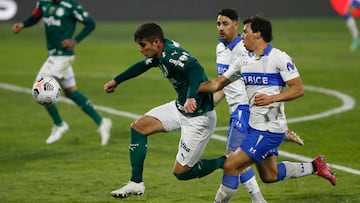 Futbol, Universidad Católica vs Palmeiras. 
Copa Libertadores 2021.
El jugador de Palmeiras Benkamin Kuscevic, izquierda , juega el balón contra Universidad Catolica durante el partido por los octavos de final de la Copa Libertadores realizado en el estadio San Carlos de Apoquindo.
Santiago, Chile.
14/07/2021
Marcelo Hernandez/Photosport

Football, Universidad Catolica vs Palmeiras.
Copa Chile Championship 2021.
Palmeiras player Benkamin Kuscevic, left , play the ball against  Universidad Catolica during eighths of final Copa Libertadores Championship at San Carlos de Apoquindo stadium in Santiago, Chile.
07/14/2021
Marcelo Hernandez/Photosport