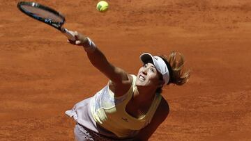 Garbi&ntilde;e Muguruza devuelve la bola en su partido ante la eslovaca Anna Schmiedlova de primera ronda del Masters 1000 de Madrid.