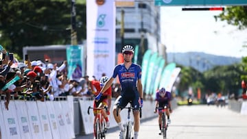 El ciclista neerlandés Sjoerd Bax celebra su victoria ante Willie Smit y Adrià Moreno en la séptima etapa del Tour de Langkawi.