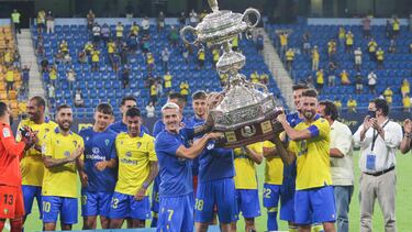 Los jugadores del Cádiz con su trofeo.