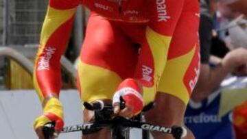 Fans cheer on Spain's Luis-Leon Sanchez ending competing in the 53,5 km individual time-trial and nineteenth stage of the 2012 Tour de France cycling race starting in Bonneval and finishing in Chartres, center France, on July 21, 2012. AFP PHOTO / PASCAL PAVANI