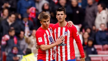MADRID, 03/03/2024.- El delantero del Atlético de Madrid Álvaro Morata celebra con su compañero, Pablo Barrios (i), su gol ante el Betis, segundo del equipo, durante el partido de la jornada 27 de LaLiga EA Sports entre el Atlético de Madrid y el Betis, este domingo en el estadio Cívitas Metropolitano en Madrid.- EFE/ Daniel Gonzalez