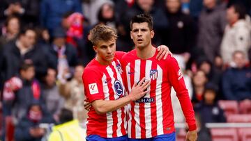 MADRID, 03/03/2024.- El delantero del Atlético de Madrid Álvaro Morata celebra con su compañero, Pablo Barrios (i), su gol ante el Betis, segundo del equipo, durante el partido de la jornada 27 de LaLiga EA Sports entre el Atlético de Madrid y el Betis, este domingo en el estadio Cívitas Metropolitano en Madrid.- EFE/ Daniel Gonzalez