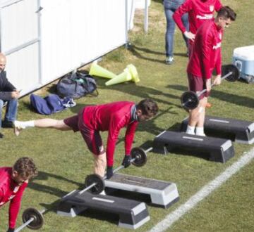 Saúl haciendo ejercicio con las pesas.