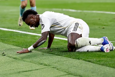 Vinicius, renovación entre pitos 