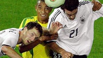 El brasileño Gilberto Silva entre los alemanes Christoph Metzelder y Thomas Linke, durante el pasado Mundial de Japón y Corea.