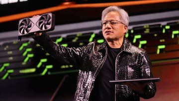 CEO de NVIDIA presentando una gráfica