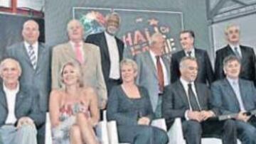 <b>CLASE DE 2007. </b>De izquierda a derecha: Dalipagic (Serbia), Rae (Canadá), Daneu (Eslovenia), Emiliano (España), Russell (EE UU), Stankovic (Serbia), Furlong (Argentina), Belov (Rusia), Zeravica (Serbia), Hopenhaym (Uruguay), Pasos (Brasil), Hortencia (Brasil), Meyers (EE UU), Galis (Grecia), Marzorati (Italia), Kassai (Hungría) y Smith (EE UU).