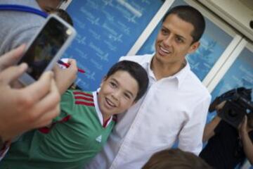 El delantero mexicano del Manchester United, Javier Hernández 'Chicharito', a su salida de la Clínica Sanitas de La Moraleja tras pasar las pruebas médicas, previas a la confirmación de su incorporación a las filas del Real Madrid. 