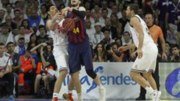 Ante Tomic, rodeado por Ayón y Felipe Reyes.
