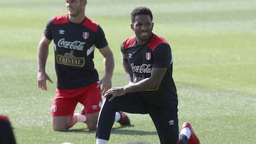 PER02. AUCKLAND (NUEVA ZELANDA), 08/11/2017. El delantero de la selecci&oacute;n peruana de f&uacute;tbol Jefferson Farf&aacute;n (d) participa durante un entrenamiento hoy, mi&eacute;rcoles 08 de noviembre del 2017, en el estadio QBE de la ciudad de Auck