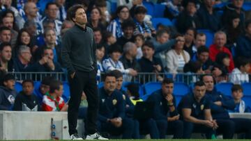 SAN SEBASTIÁN, 23/05/2023.- El entrenador del Almería, Joan Francesc Ferrer "Rubi", reacciona durante el encuentro de la jornada 36 de LaLiga entre Real Sociedad y UD Almería, este martes en el estadio de Anoeta, en San Sebastián. EFE/ Javier Etxezarreta
