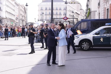 La presidenta de la Comunidad de Madrid, Isabel Díaz Ayuso, saluda al presidente del Real Madrid, Florentino Pérez.