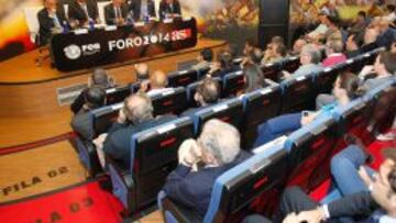 El auditorio del Espacio 2014 de la Federación Española de Baloncesto asistió atento al Foro sobre la Marca España, con una nutrida mesa en esta ocasión.