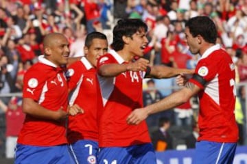 Futbol, Chile vs Colombia. 
Eliminatorias a Brasil 2014. 
El jugador de Chile Matias Fernandez, centro, celebra su gol contra Colombia durante el partido jugado por las eliminatorias a Brasil 2014 jugado en el estadio Monumental.
Santiago, Chile. 