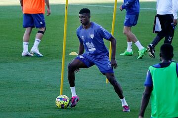 Moussa, entrenándose con el Málaga.