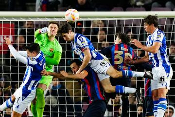 Marc-André ter Stegen despeja el balón de puños entre los jugadores  Martín Zubimendi, Sergio Busquets y Aritz Elustondo.