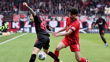 HEIDENHEIM (Germany), 21/03/2026.- Eren Dinkci of Heidenheim (R) and Alejandro Grimaldo of Leverkusen in action during the German Bundesliga soccer match between 1. FC Heidenheim and Bayer 04 Leverkusen in Heidenheim, Germany, 21 March 2026. (Alemania) EFE/EPA/RONALD WITTEK CONDITIONS - ATTENTION: The DFL regulations prohibit any use of photographs as image sequences and/or quasi-video.