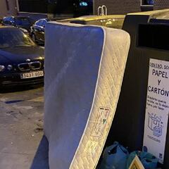 ¿Hay relación entre los colchones tirados en la calle y el coronavirus?