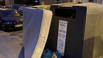 ¿Hay relación entre los colchones tirados en la calle y el coronavirus?