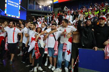 El enfrentamiento entre los aficionados de ambas selecciones se dio en una de las tribunas del Signal Iduna Park, donde Turquía se impuso 3-1 en la primera fecha del Grupo F.