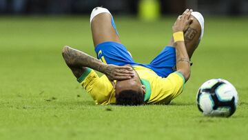 Neymar se queja de dolor en el muslo durante el partido disputado entre Brasil y Qatar. 