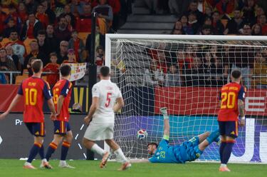 1-2. Salih Özcan controla la pelota en el balcón del área española y saca un latigazo con la derecha para batir a Unai Simón.
