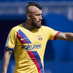 De central a delantero: las 6 posiciones de Vidal en el Barça