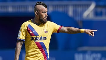 De central a delantero: las 6 posiciones de Vidal en el Barça