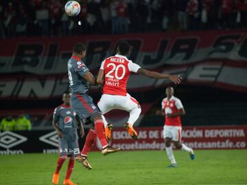 Con goles de Juan Roa, Jhon Pajoy y autogol de Eder Castañeda, Santa Fe venció al América en El Campín de Bogotá. Toma un respiro y escala en la tabla de la Liga.