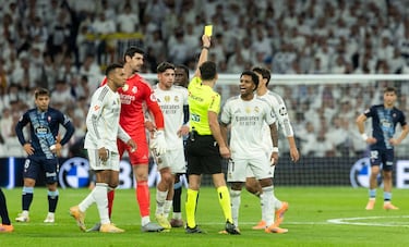 El árbitro Quintero Sánchez, muestra la cartulina amarilla a Federico Valverde por protestar la expulsión de Álvaro Carreras.