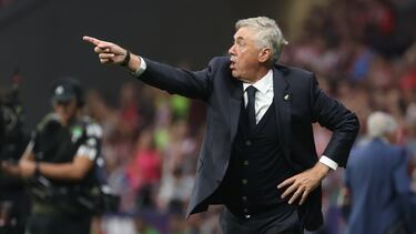 MADRID, 24/09/2023.- El técnico del Real Madrid, Carlo Ancelotti, da instrucciones a sus jugadores durante el partido de la sexta jornada de LaLiga que disputan ambos clubes este domingo en el estadio Cívitas Metropolitano. EFE/ Kiko Huesca