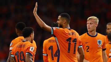 Soccer Football - FIFA World Cup - UEFA Qualifiers - Group G - Netherlands v Finland - Johan Cruyff Arena, Amsterdam, Netherlands - October 12, 2025 Netherlands' Cody Gakpo celebrates scoring their fourth goal with teammates REUTERS/Piroschka Van De Wouw