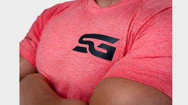 La camiseta ajustada creada por y para deportistas: marca los hombros y los brazos sin notar que la llevas puesta