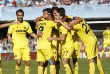 Los jugadores celebran el 0-2.
