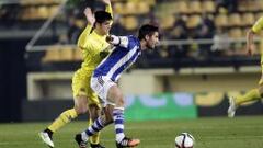 El centrocampista de la Real Sociedad Markel Bergara pelea un bal&oacute;n con el delantero del Villarreal Gerard Moreno.