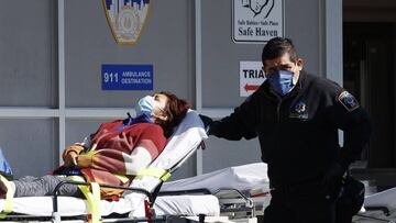 Traslado de una paciente a un centro médico de Brooklyn, Nueva York.