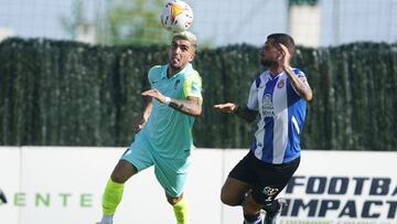 Monchu controla el bal&oacute;n durante el partido.