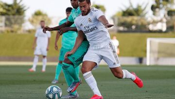 Hazard protege el balón ante Rodrygo en un partidillo en el Di Stéfano.