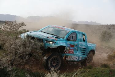 Romain Dumas de Rebellion Racing y su copiloto Max Delfino en accin durante la etapa 1.
