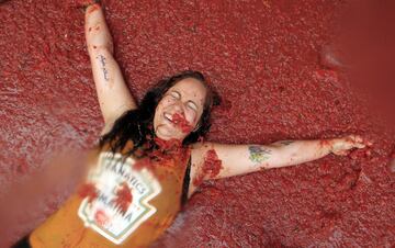 Revelers enjoy as they throw tomatoes at each other, during the annual "Tomatina", tomato fight fiesta, in the village of Bunol, 50 kilometers outside Valencia, Spain, Wednesday, Aug. 30, 2017. At the annual "Tomatina" battle, that has become a major tourist attraction, trucks dumped 160 tons of tomatoes for some 20,000 participants, many from abroad, to throw during the hour-long Wednesday morning festivities. (AP Photo/Alberto Saiz)