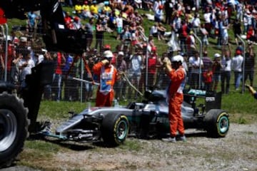 Hamilton chocó con su compañero de equipo Nico Rosberg y dejó fuera de juego a la escuderia Mercedes en el GP de España.