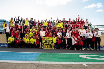 Celebración de Ferrari en Silverstone tras el triunfo de Carlos Sainz en el GP de Gran Bretaña de F1 2022.