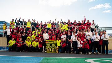 Celebración de Ferrari en Silverstone tras el triunfo de Carlos Sainz en el GP de Gran Bretaña de F1 2022.