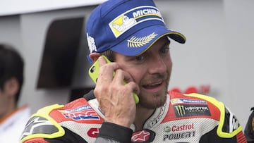 Crutchlow, bromeando por tel¨¦fono tras ganar en Brno.
