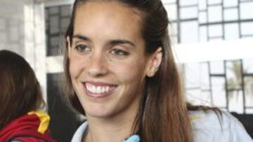 Ona Carbonell con sus medallas al llegar a Barcelona